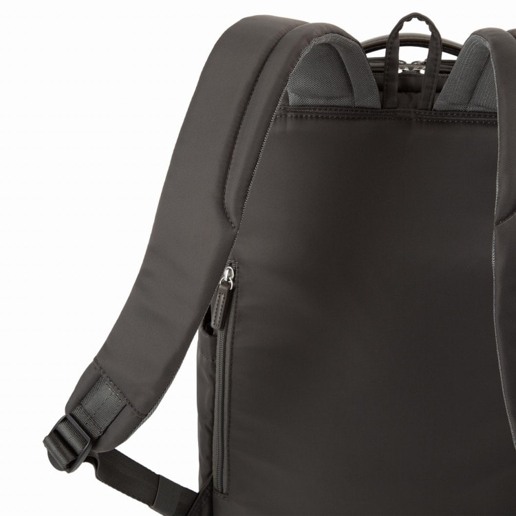 ショルダー部分はメッシュ素材を使用