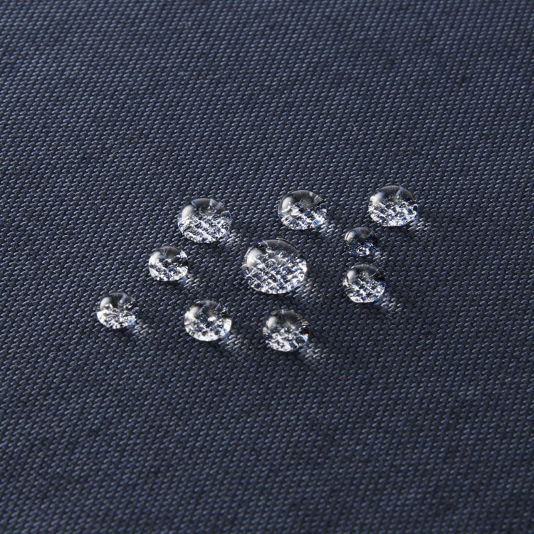 急な雨でも安心の撥水加工生地を採用