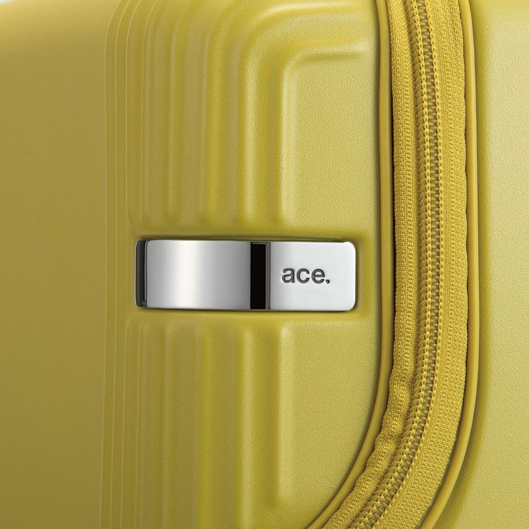 高級感のあるメタルロゴバッジ