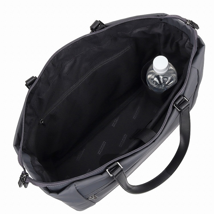 ペットボトルや折りたたみ傘等が収納可能なボトルホルダーつき