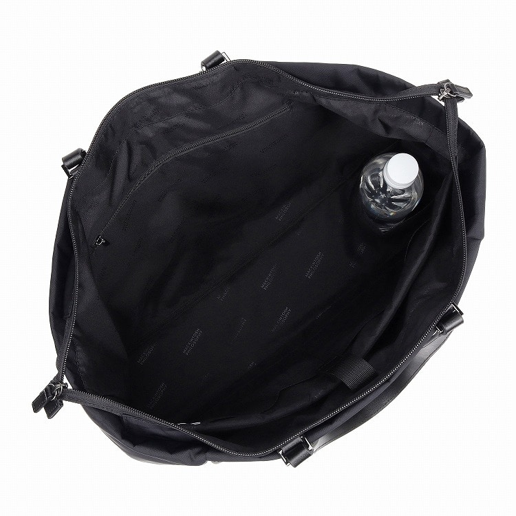 ペットボトルや折りたたみ傘等が収納可能なボトルホルダーつき