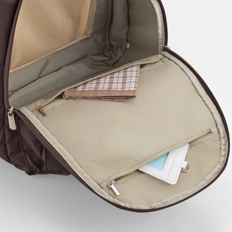 内装へは便利なファスナーポケット搭載