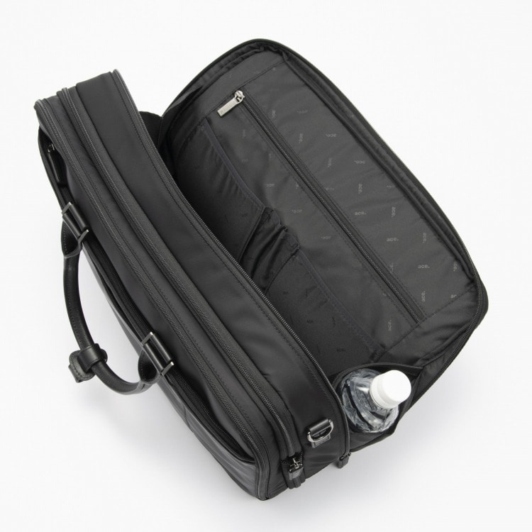 メイン内装へはボトルホルダー搭載