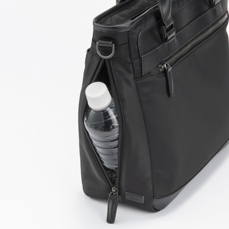 側面のファスナーから本体気室へアクセス可能