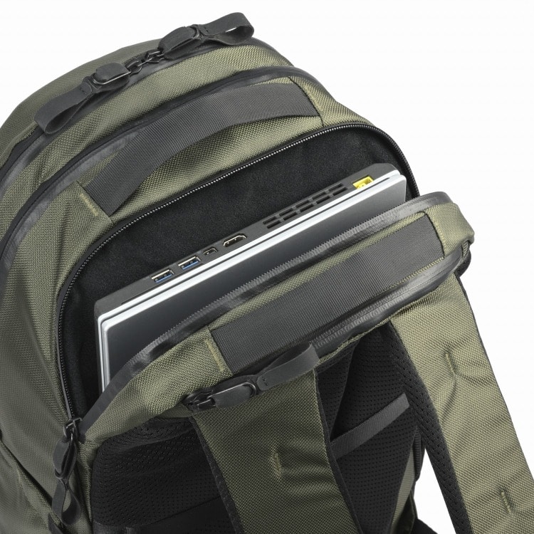 背面へはPC14.0インチの収納が可能。内装には傷がつきにくいパイル生地を採用