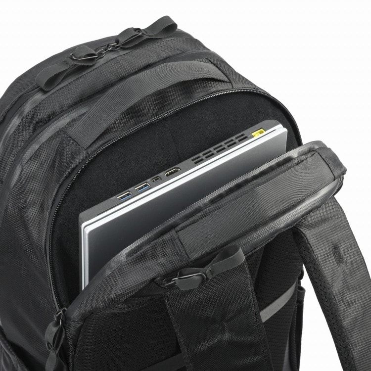 背面へはPC14.0インチの収納が可能。内装には傷がつきにくいパイル生地を採用