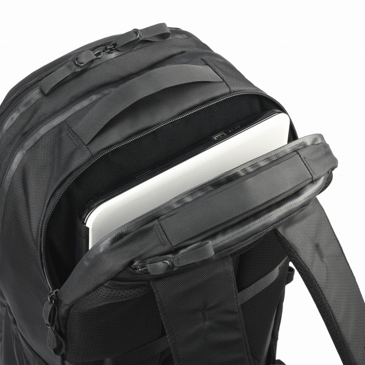 背面へはPC15.6インチの収納が可能。内装には傷がつきにくいパイル生地を採用