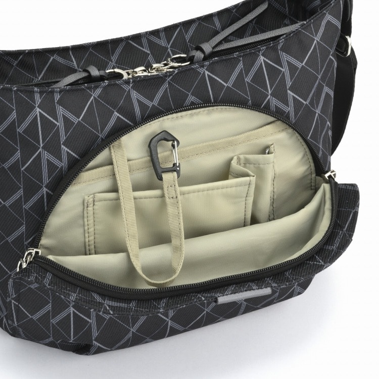 フロントポケットへはキーフック付き