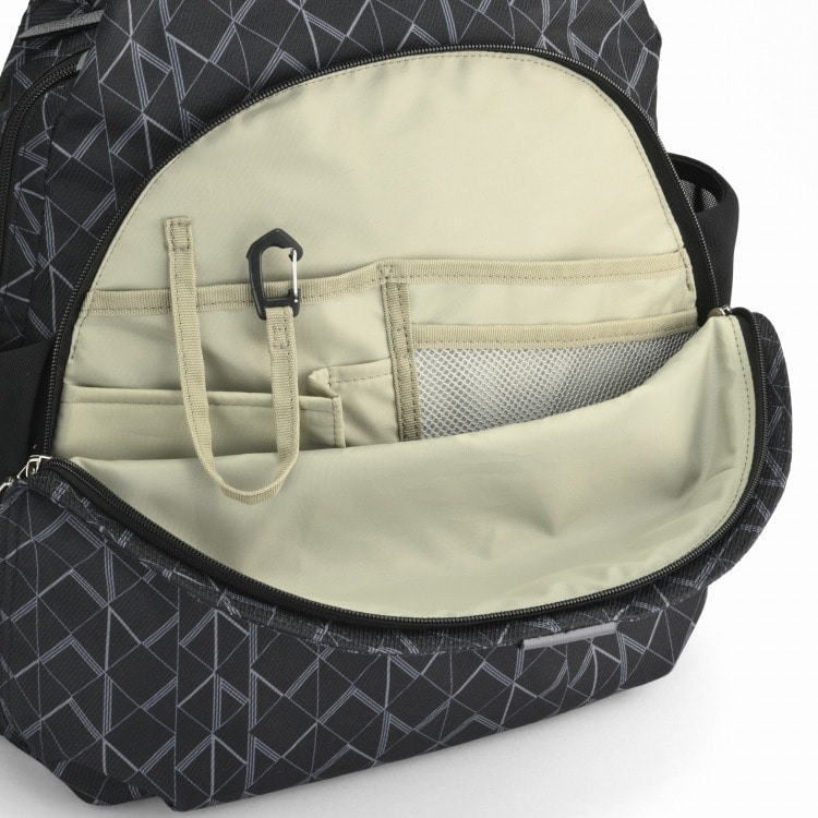 フロントポケットへはキーフック付き