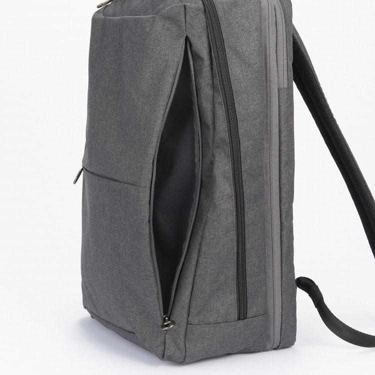 正面横側にサイドポケットを装備