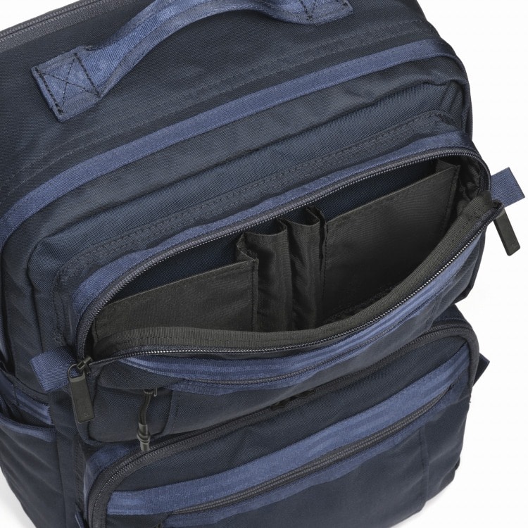 フロント上部ポケット