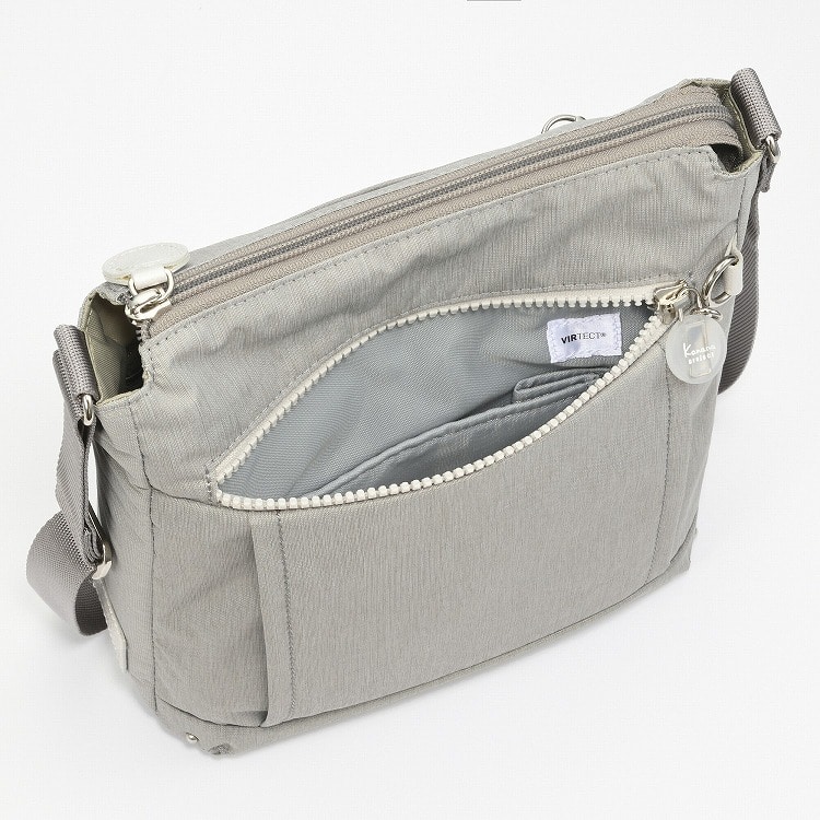 小物の収納に便利なフロントポケット