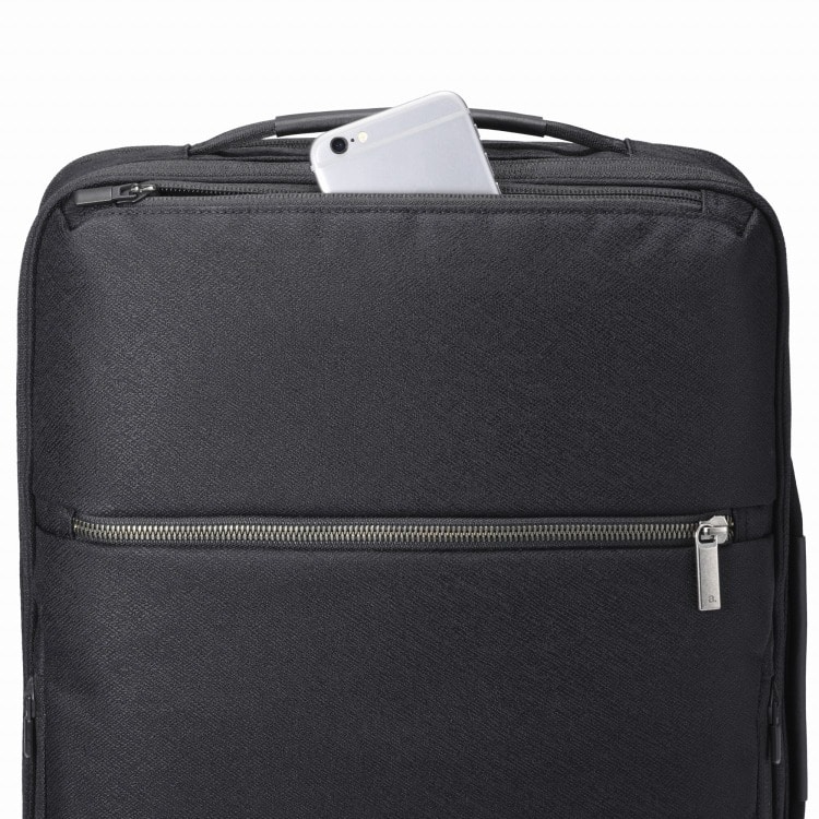 フロントトップ部分にはメガネや小物を収納できるポケットを配置