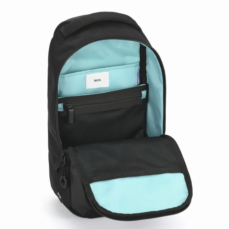 視認性の良い明るいブルーの内装生地