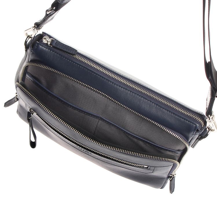 前面ポケット内には小物整理に便利なポケット付