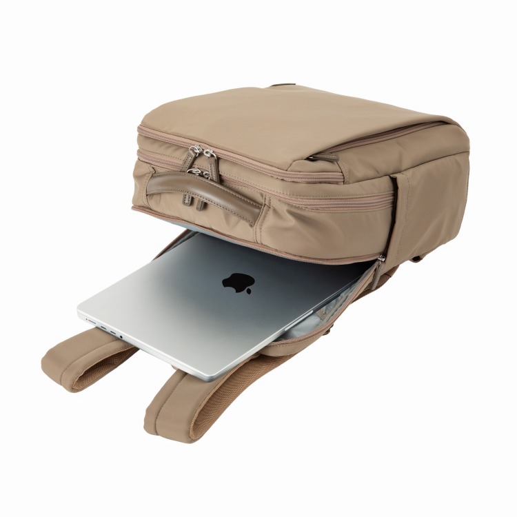 背面気室へはPCの収納が可能