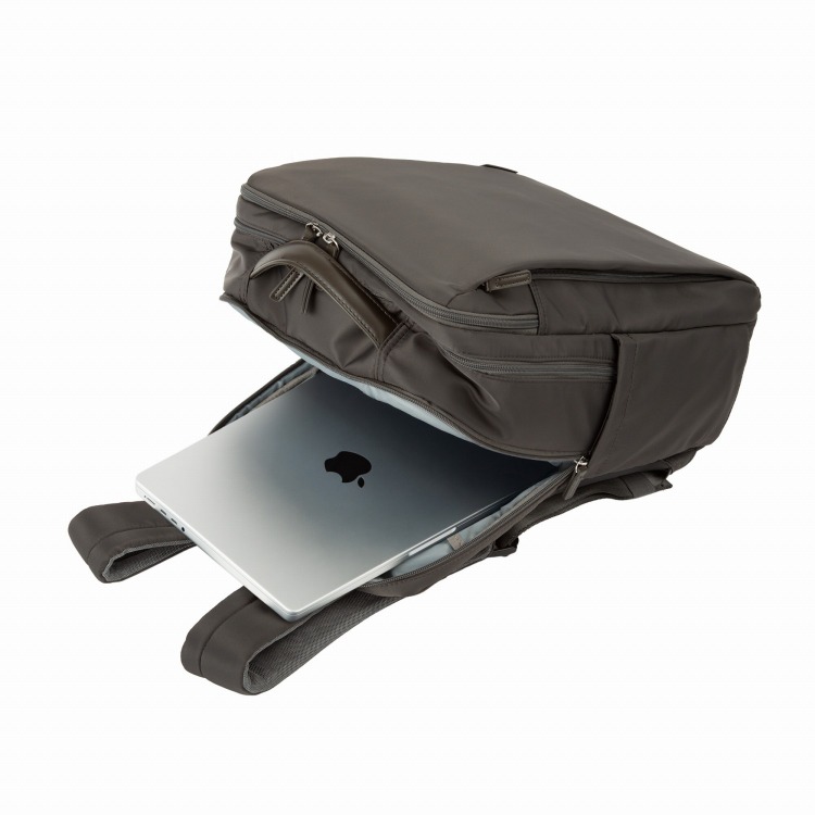 背面気室へはPCの収納が可能