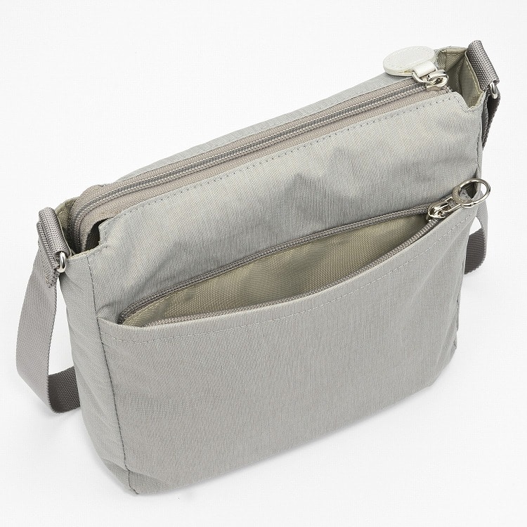 セキュリティ面も安心の背面ファスナーポケット