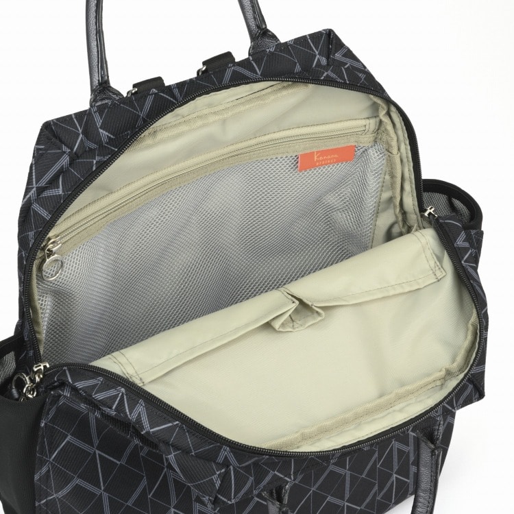 内装へメッシュポケット搭載