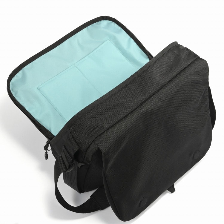 荷物の仕分けがしやすいポケットを設置