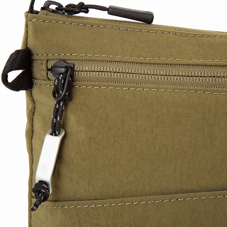 アウトドアのパーツから着想を得た、軽量なアルミオリジナル引手