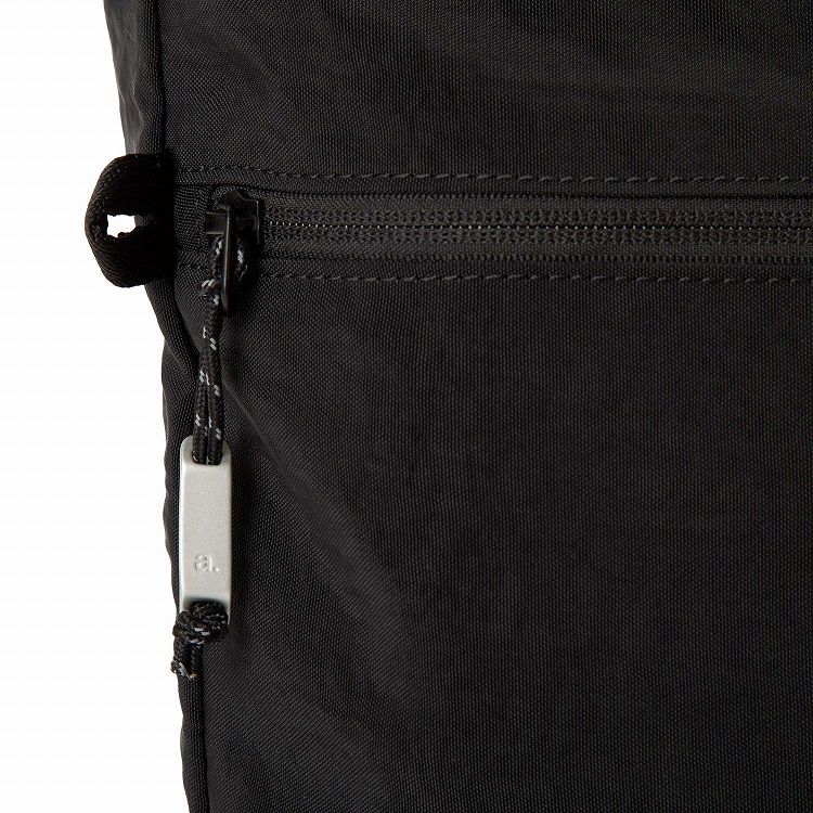 アウトドアのパーツから着想を得た、軽量なアルミオリジナル引手