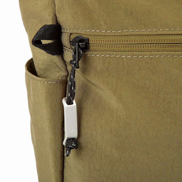 アウトドアのパーツから着想を得た、軽量なアルミオリジナル引手