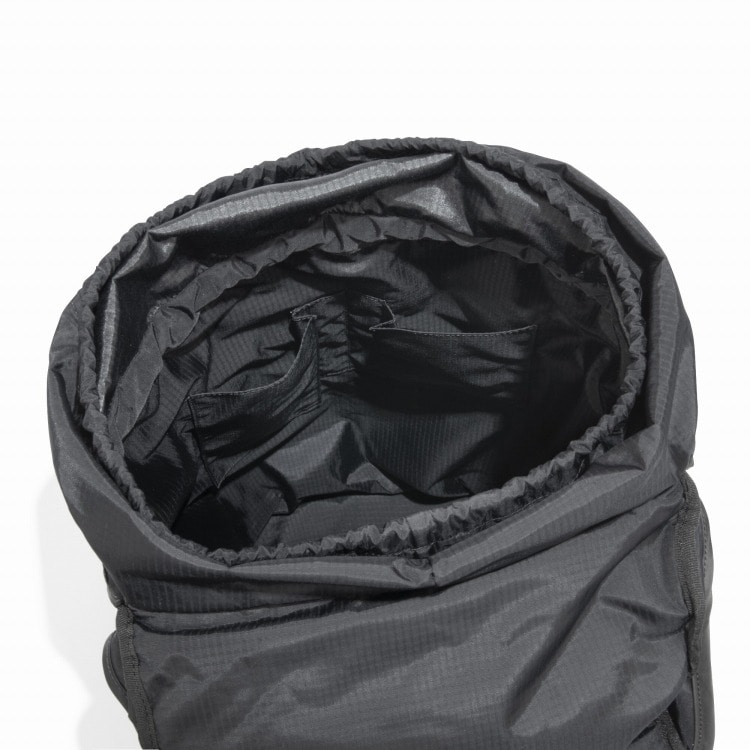 内装へはベタ付けポケット付き