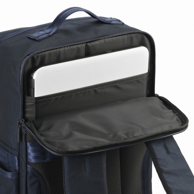 背面へはPC収納スペースを設置