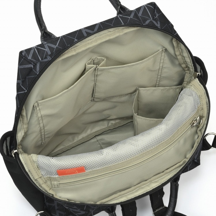 荷物の仕分けがしやすい複数ポケット搭載