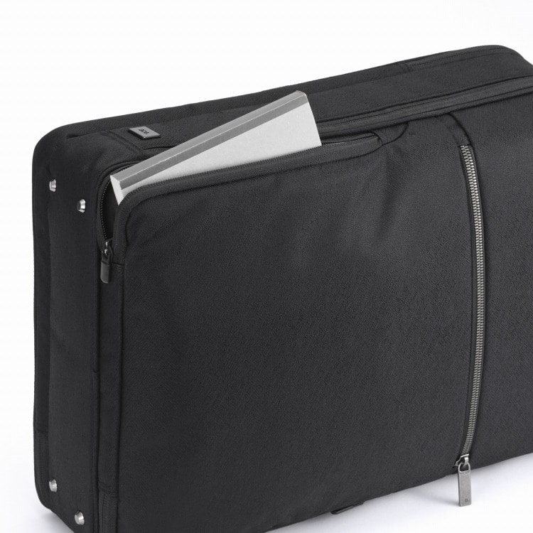 体の前に回した時にも小物が出し入れしやすいクイックラウンドポケット