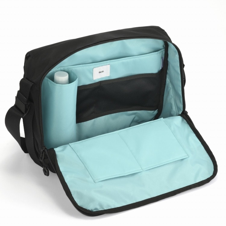 メイン内装へはボトルホルダーを搭載