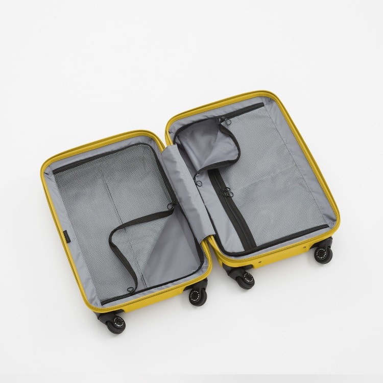 シンプルで使いやすい内装。中仕切のポケットは細かい荷物の収納に最適