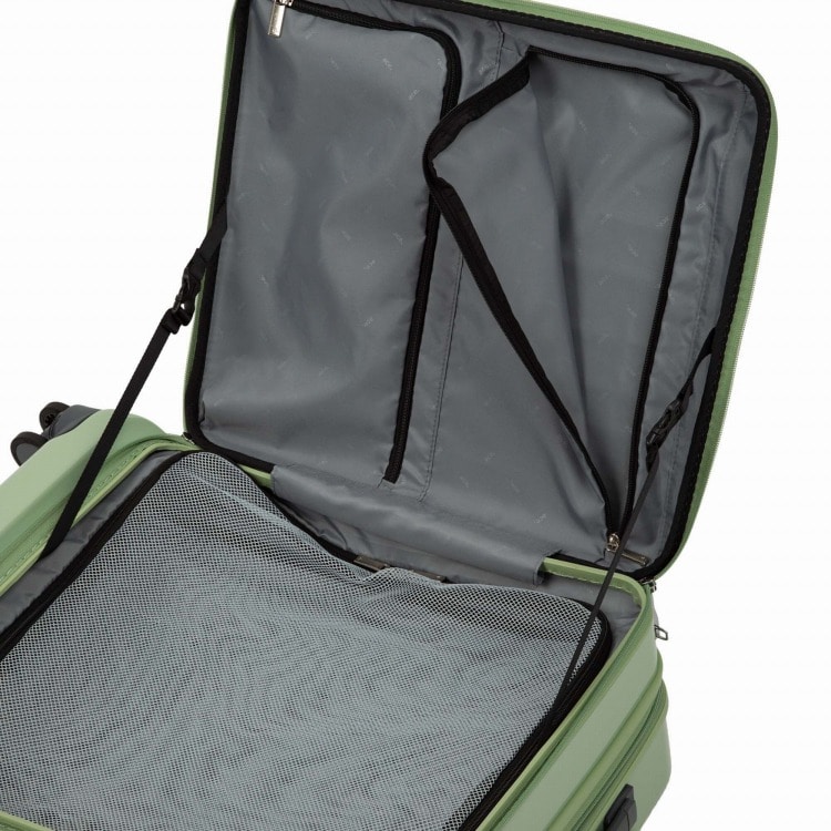 フロント部分にはファスナーポケット搭載