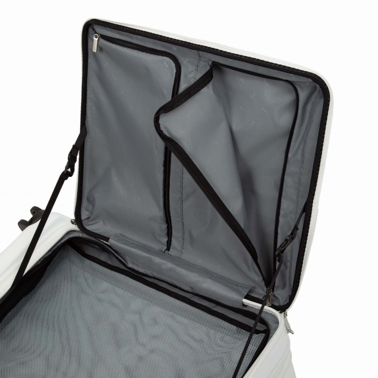 フロント部分にはファスナーポケット搭載