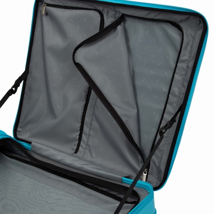 フロント部分にはファスナーポケット搭載