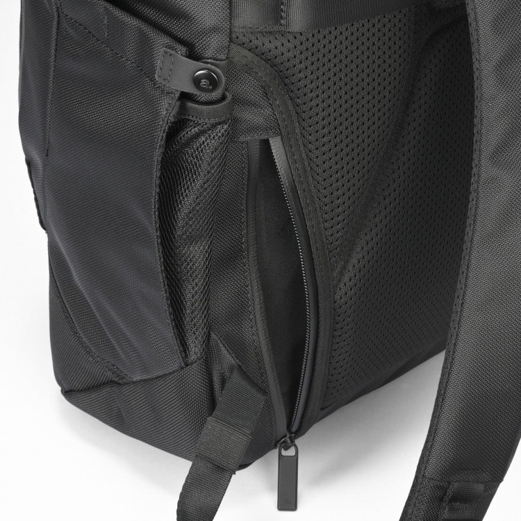 背面へはファスナーポケット付き