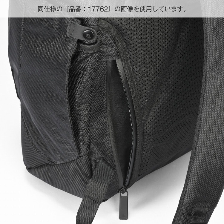 背面へはファスナーポケット付き