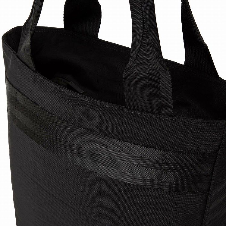 背面にはスーツケースとセットアップ可能なベルトが付属