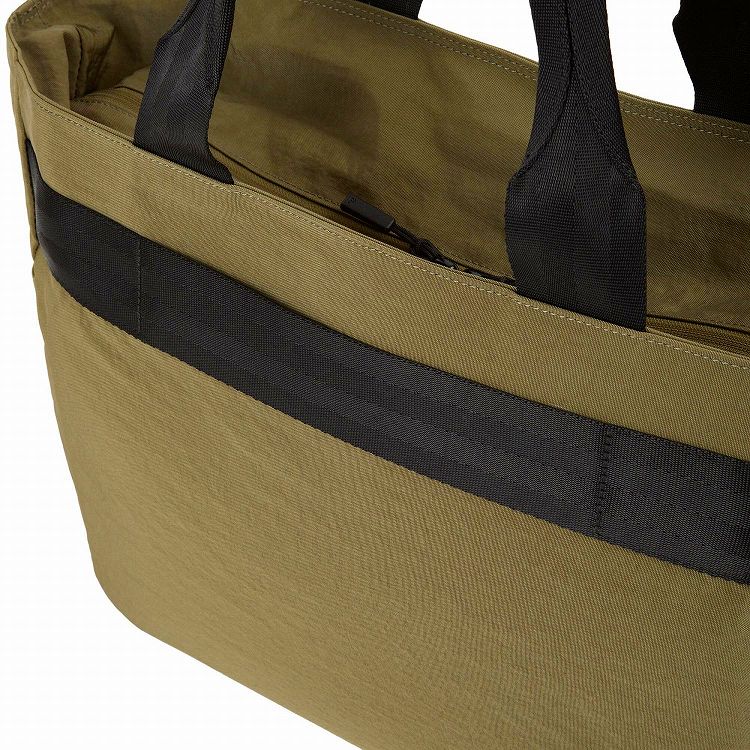 背面にはスーツケースとセットアップ可能なベルトが付属