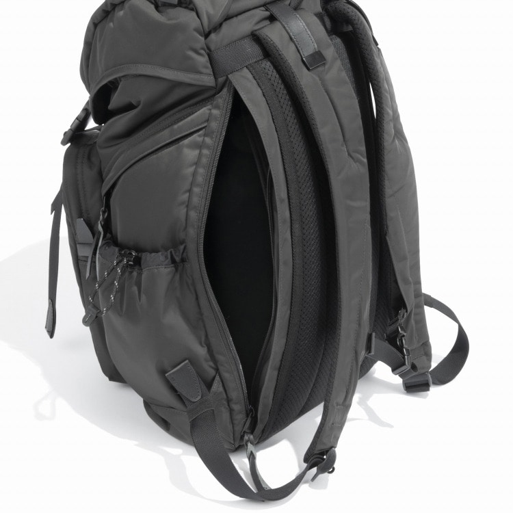 背面部分から内装へアクセス可能