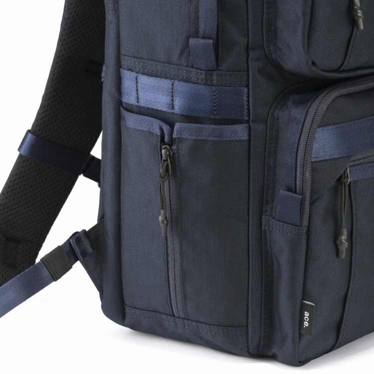 サイドへはマチの拡張が可能なポケットを搭載