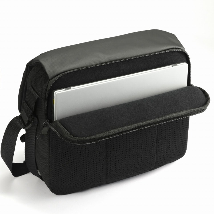 背面へは13.3インチPC収納可能