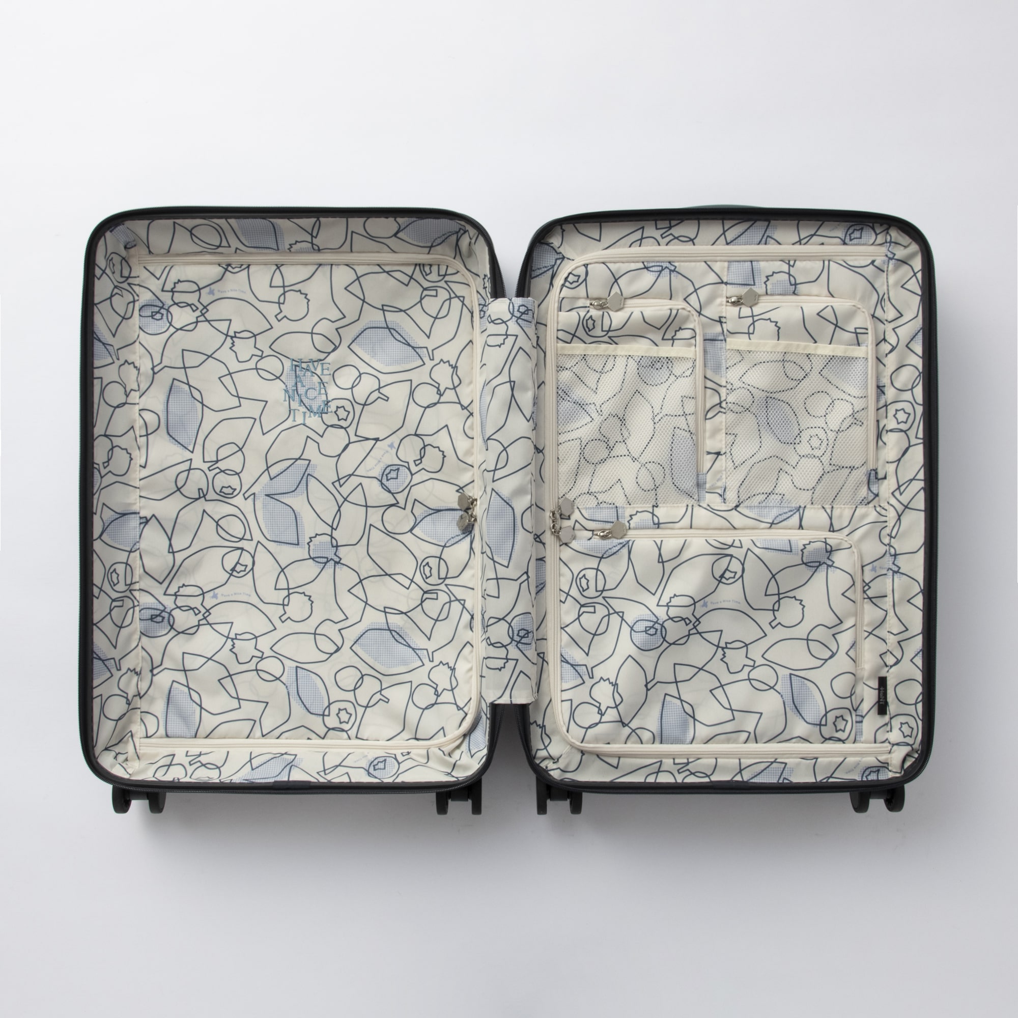 本体カラーごとに異なる内装柄