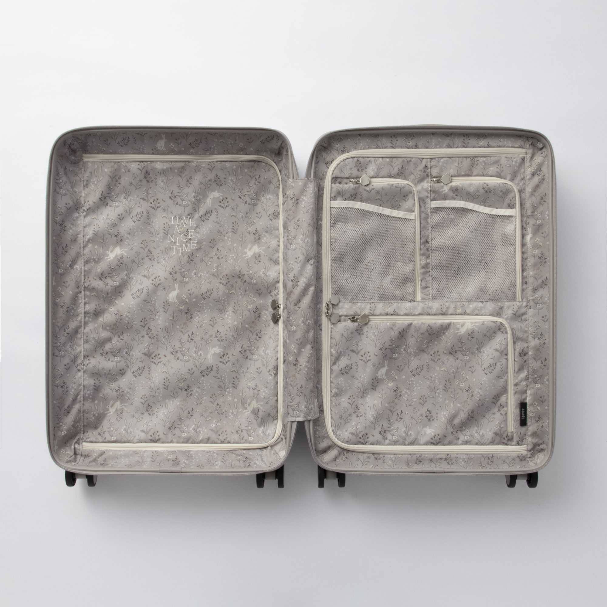 本体カラーごとに異なる内装柄