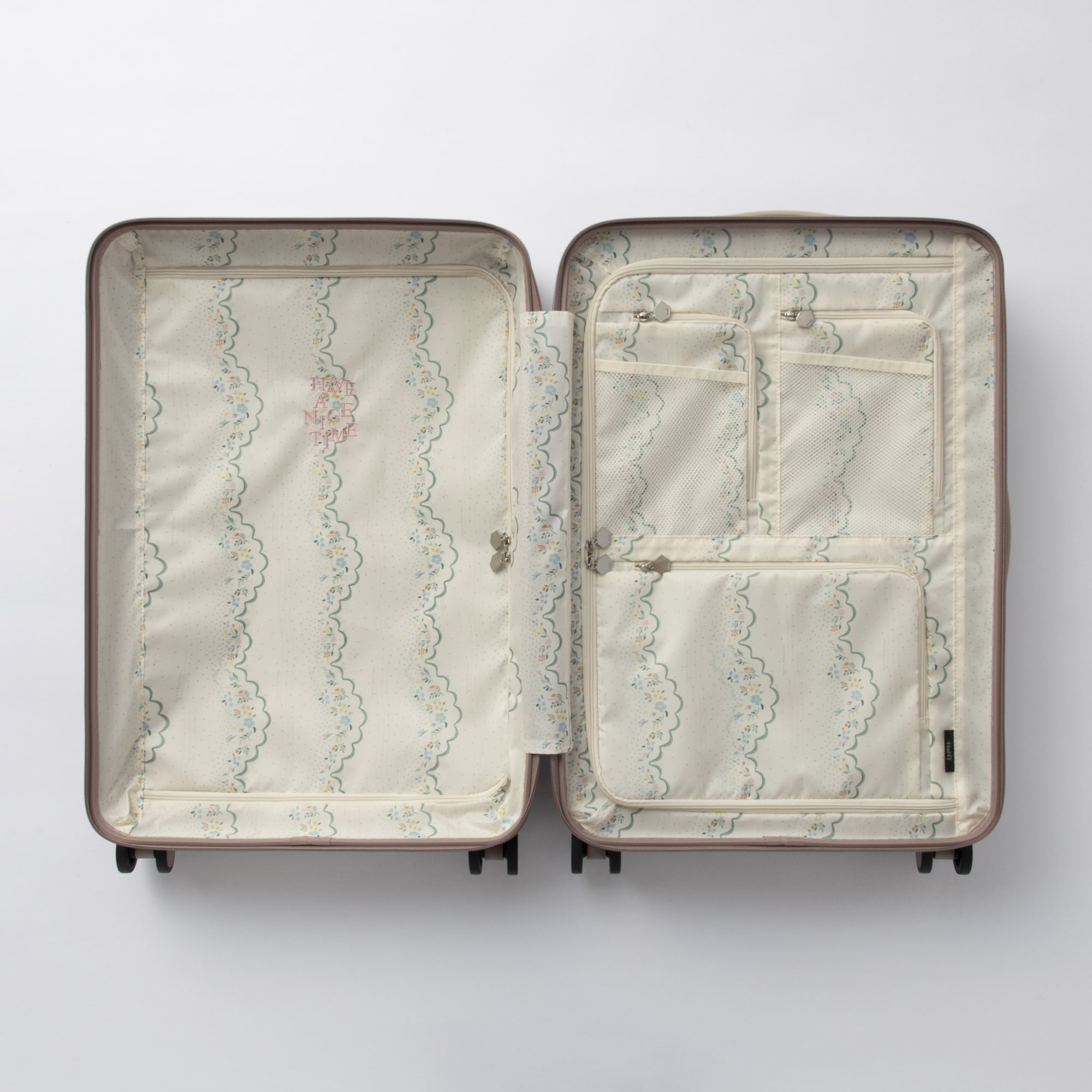 本体カラーごとに異なる内装柄