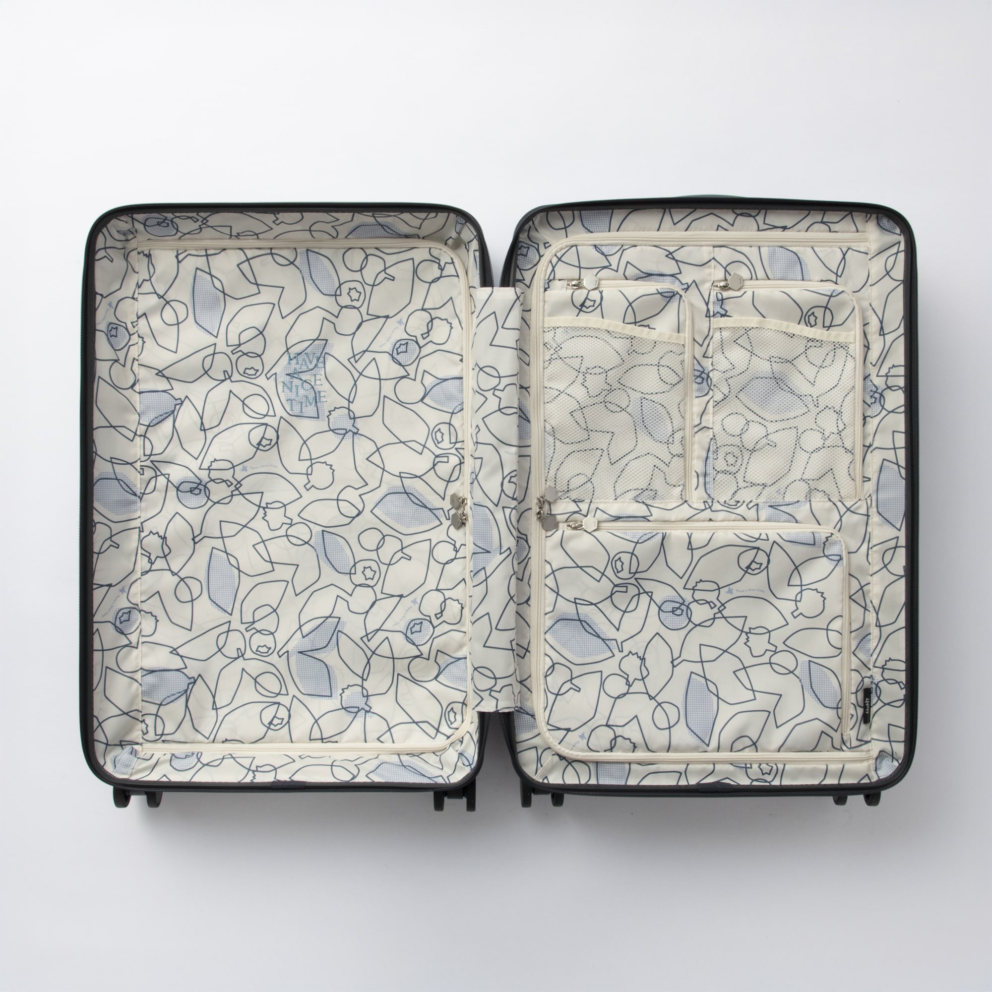 本体カラーごとに異なる内装柄