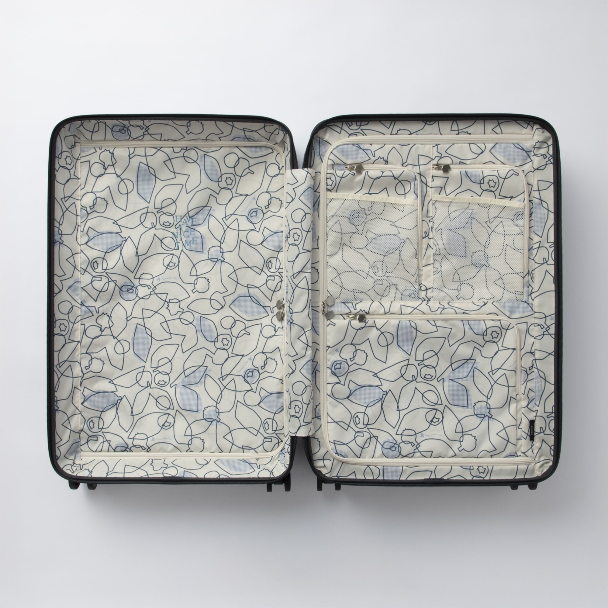 本体カラーごとに異なる内装柄