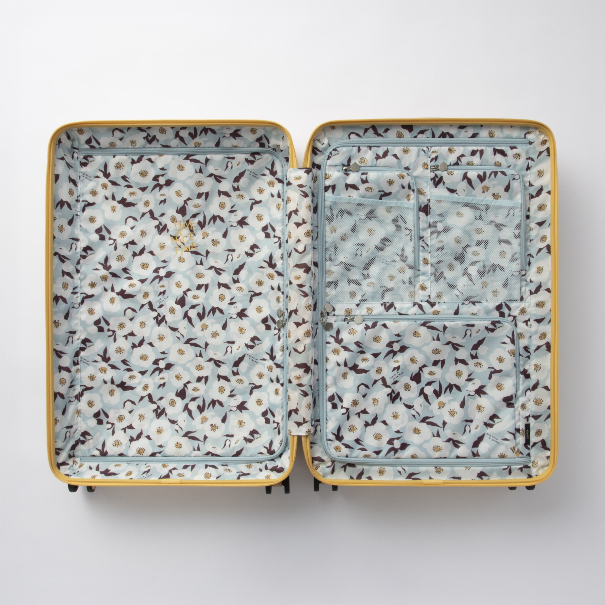 本体カラーごとに異なる内装柄