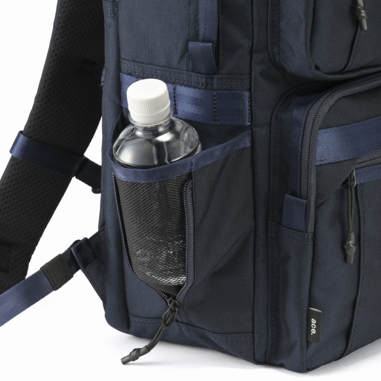 サイドへはマチの拡張が可能なポケットを搭載